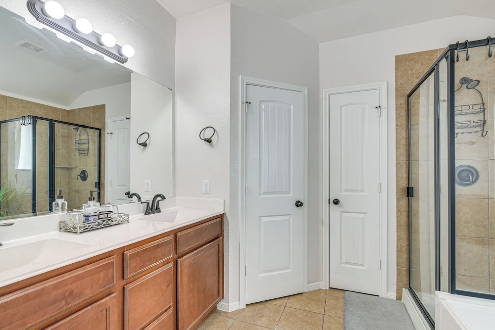 12 Mi to Dtwn Houston: Modern Home w/ Backyard