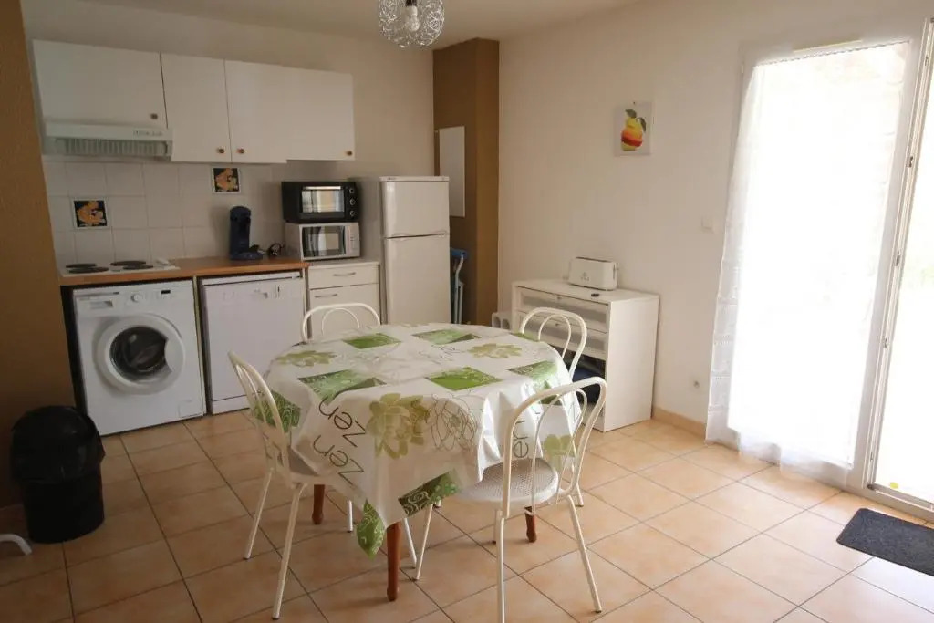 Belle villa 2 chambres terrasse en angle parking privatif dans résidence sécurisée piscine commune 800 m de la mer LRCS151