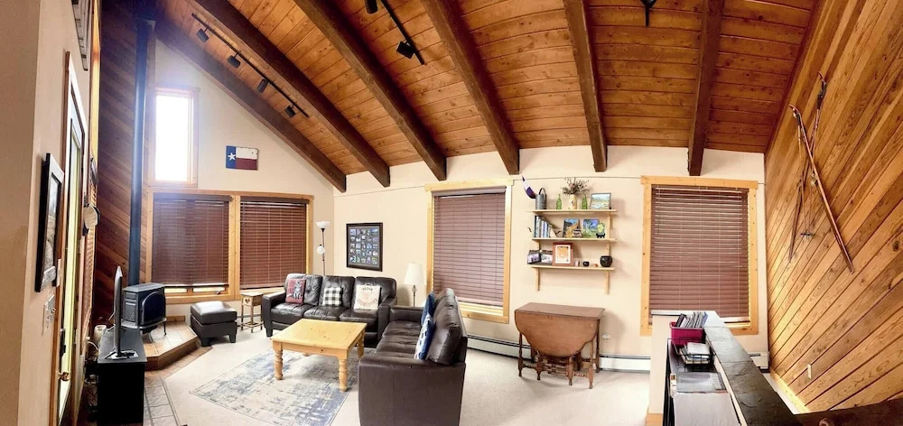 Sleeps 14, 3 Bedroom Home, Large Private Deck, on