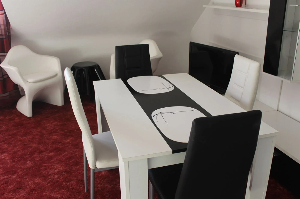 Lipp Apartments