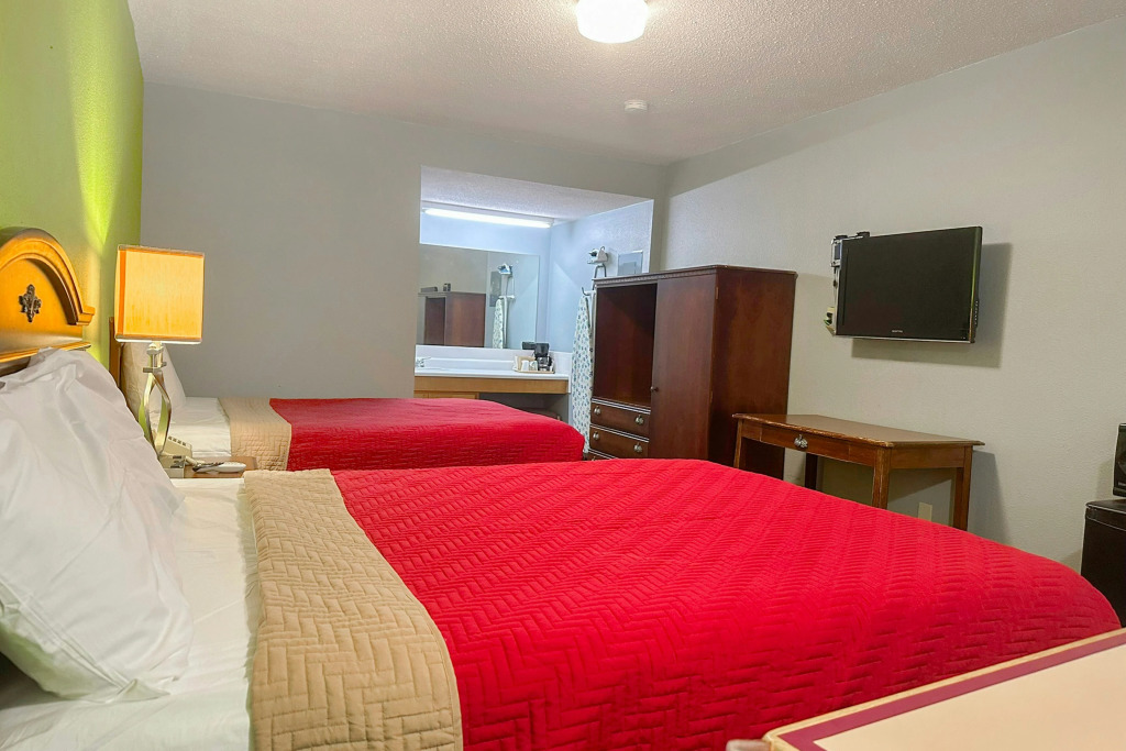OYO Hickory House Inn