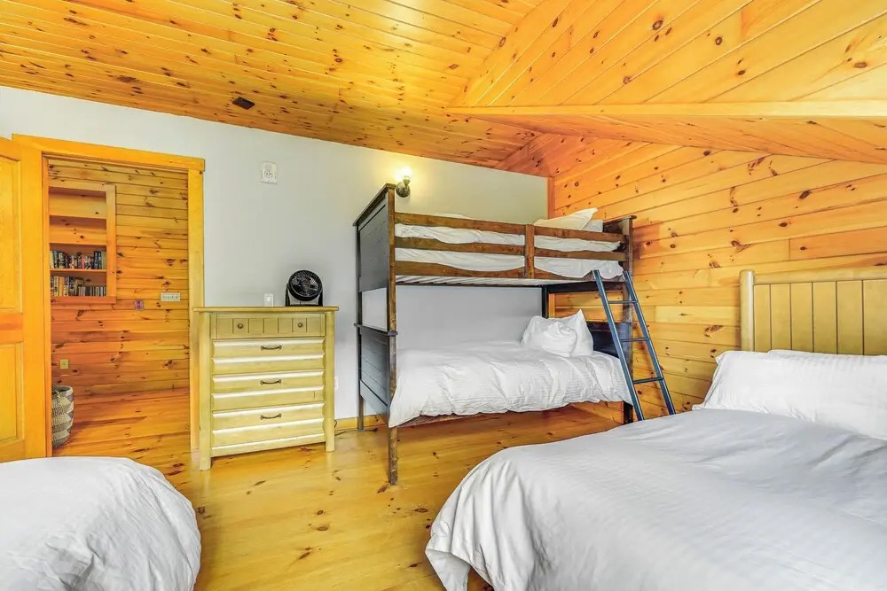 Picture-perfect Vermont Mtn Cabin w/ Hot Tub!