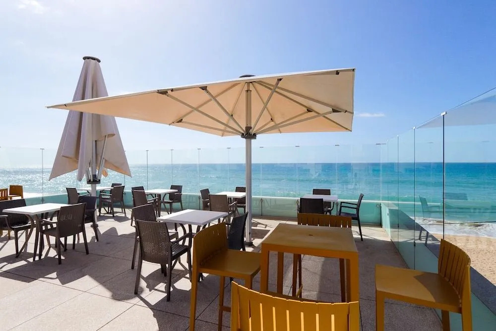 Golden Beach Guest House & Rooftop Bar