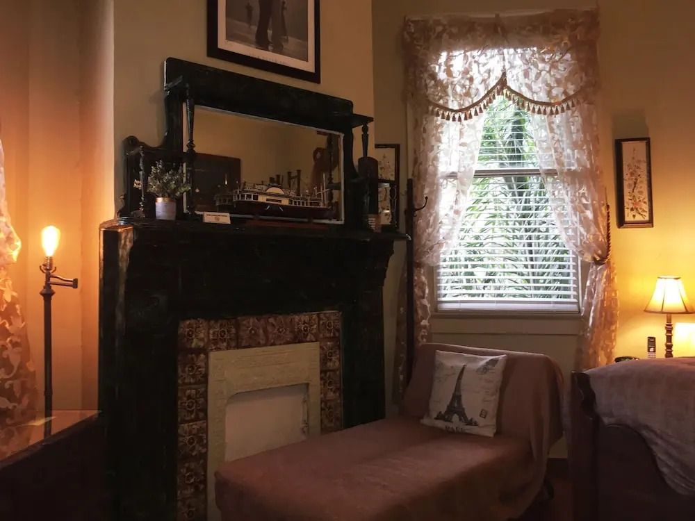 1870 Banana Courtyard French Quarter B&B
