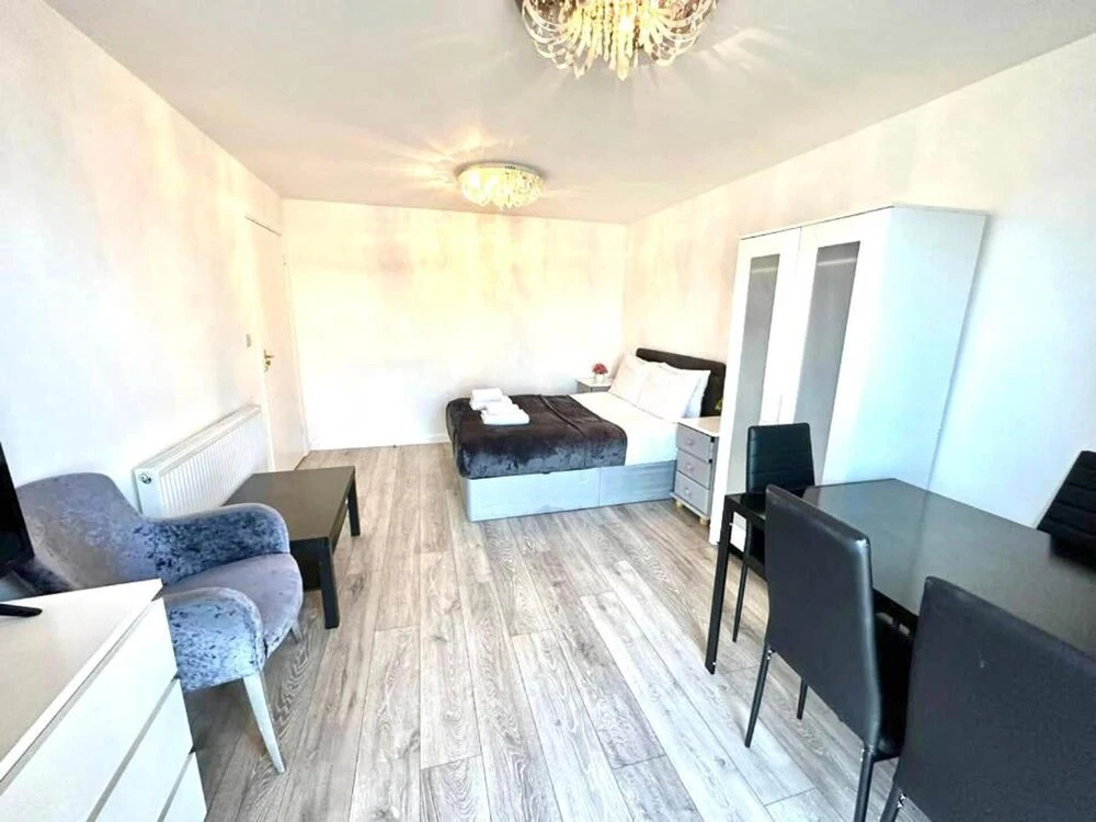 3 Bedroom Riverview Flat Canary Wharf Free Parking