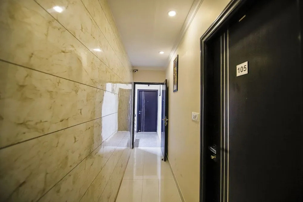 Oyo 18421 Uphill Courtyard