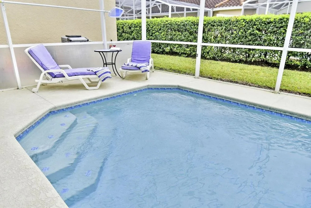 T914BD Hillside Courtyard 4 Br villa by RedAwning