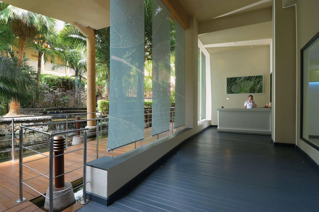 Victoria Beachcomber Resort & Spa