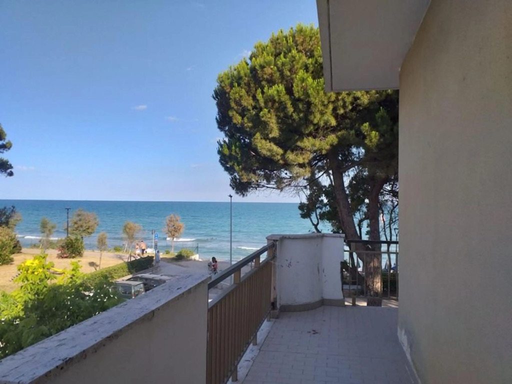Spacious double room a stone throw from the sea