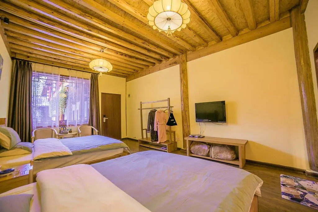 Lijiang Left Bank Holiday Inn