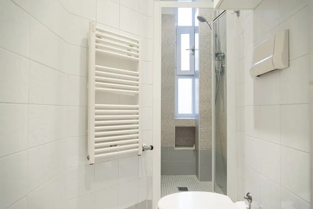 White and Clean Apartment near Metro MM1