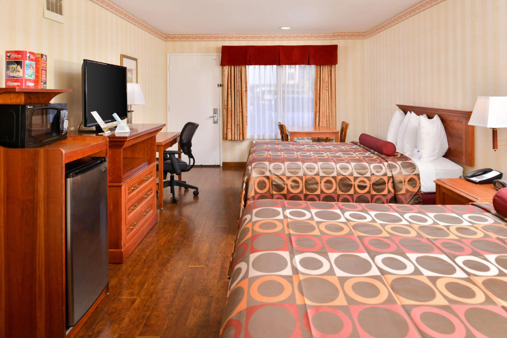 Best Western Plus Raffles Inn & Suites