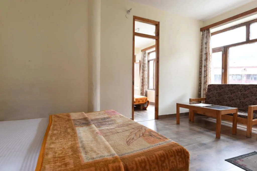 Tourist Hotel 10 minutes walking distance from the mall