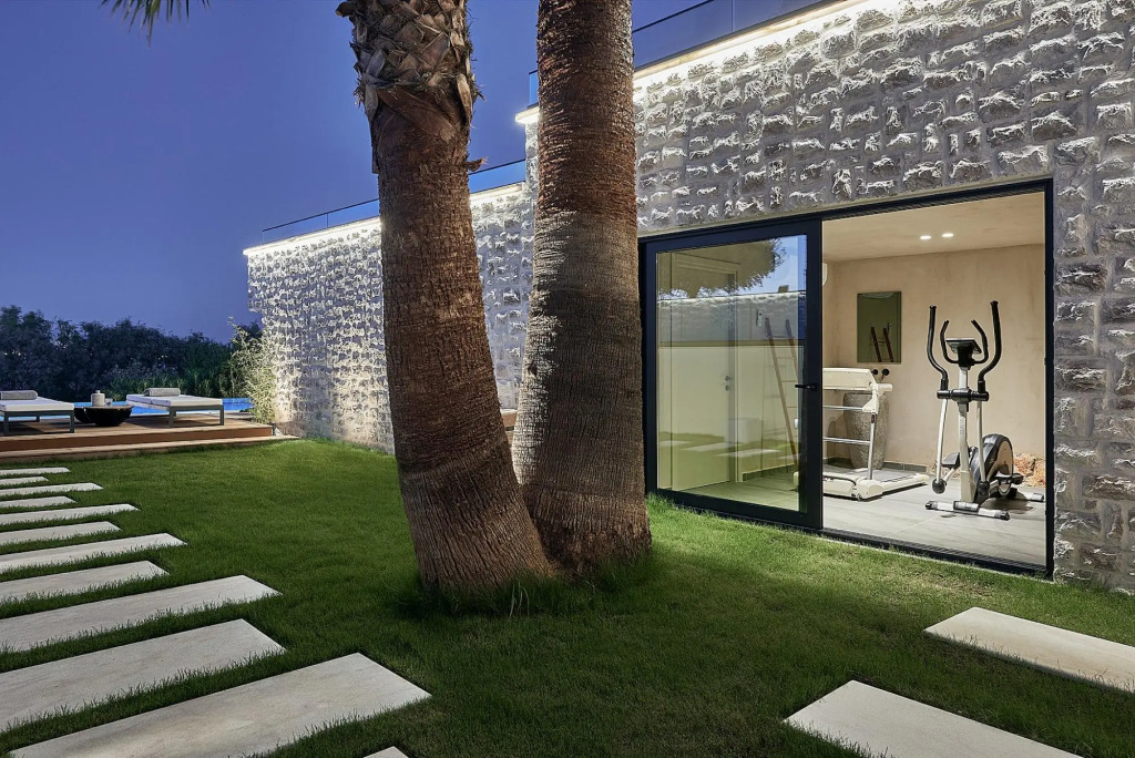 Beachfront Luxurious Villa w Private Heated Pool