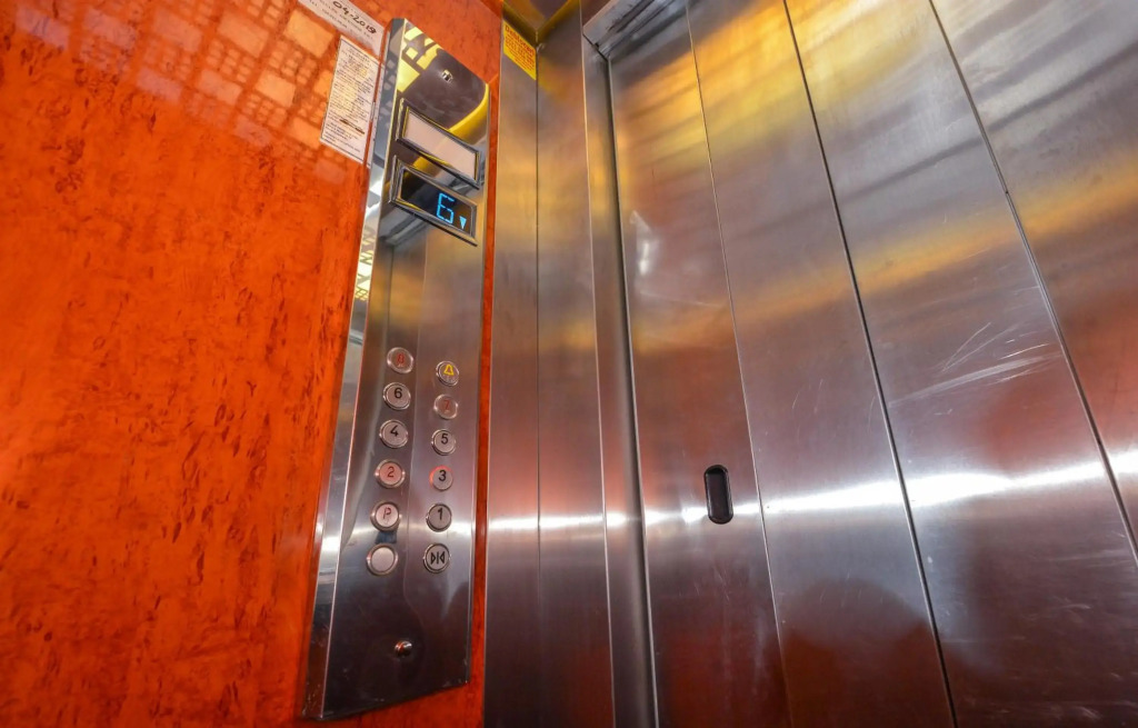 Prime Central Location & Cozy Comfort: Apartments near Sala Palatului