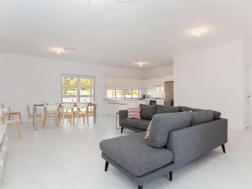 5 Bent Street huge house with Foxtel and Aircon