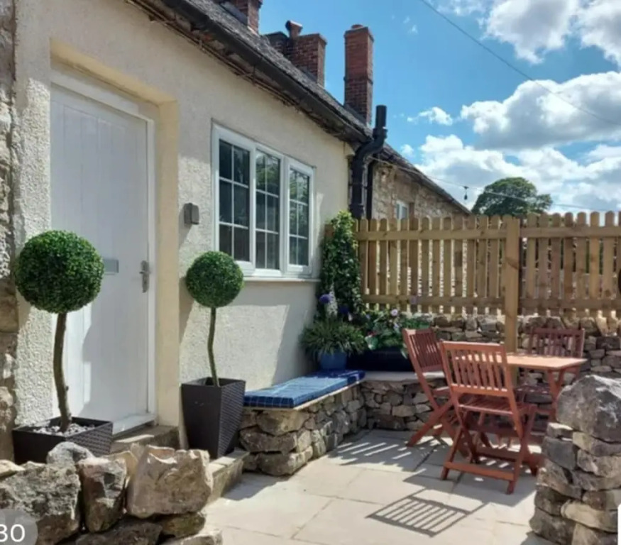 4 Bed Sleeps 8 On-Road Parking WiFi