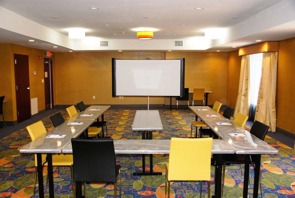 Holiday Inn Express & Suites St Louis Airport by IHG
