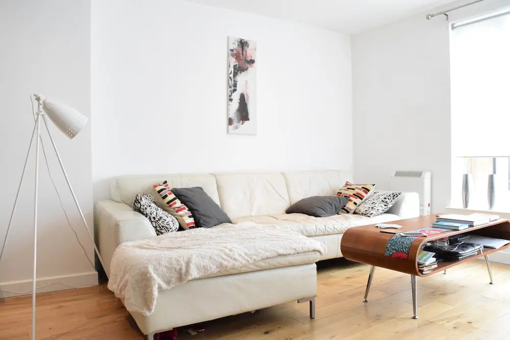 Spacious Apartment In East London With Balcony