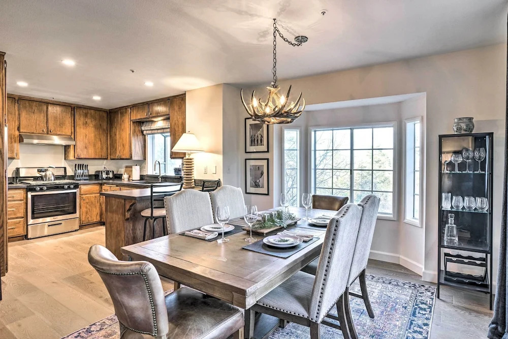 Luxe Lake Arrowhead Getaway w/ Treetop Views!