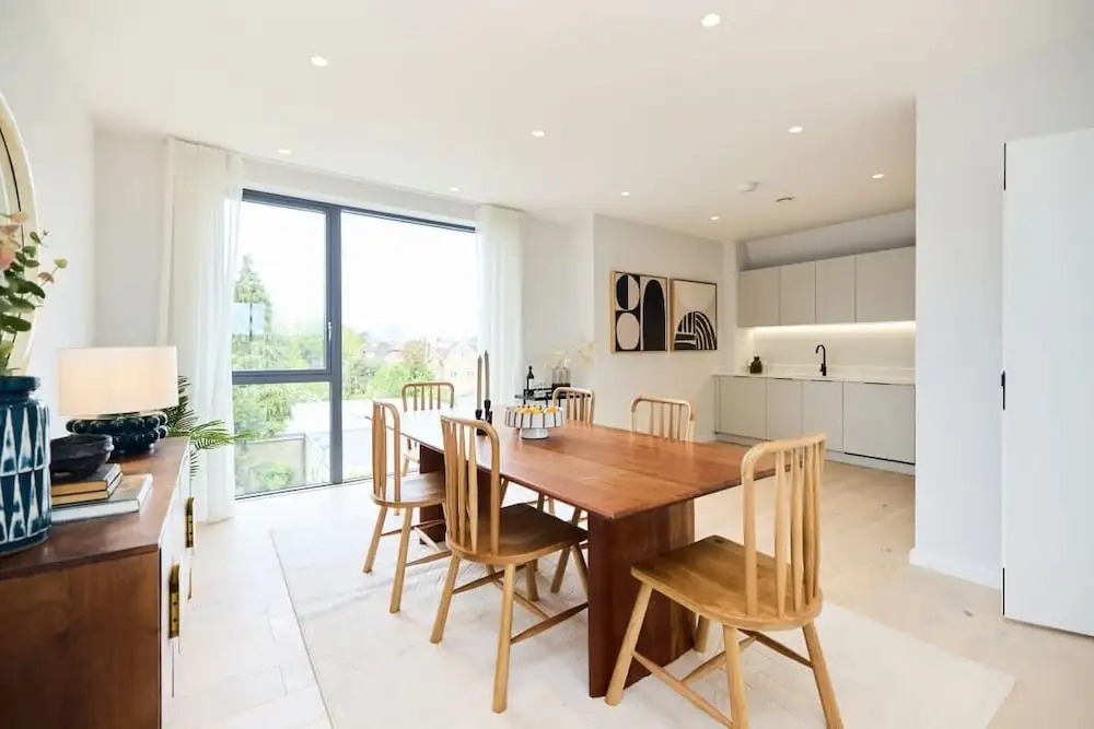 The Brondesbury Hideaway - Stylish 3bdr Flat With Balcony + Parking
