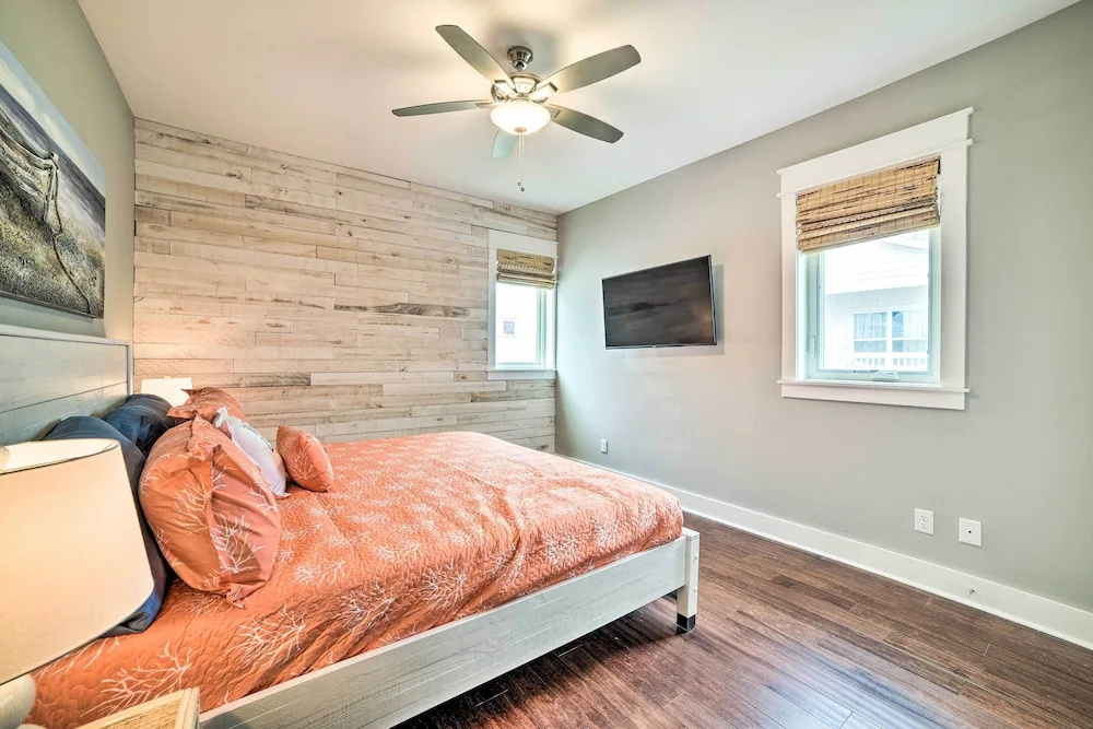 Beach Retreat w/ Rooftop Deck, Walk to Beach!