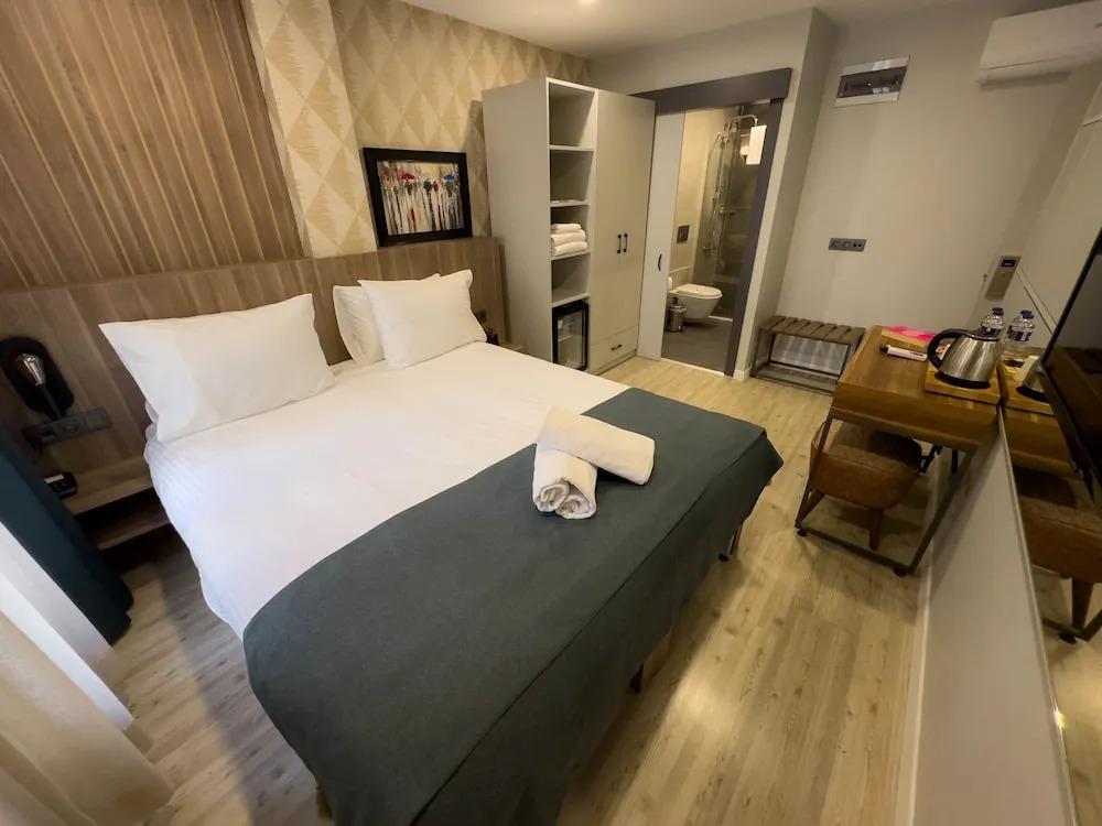Zeno Suites Hotel