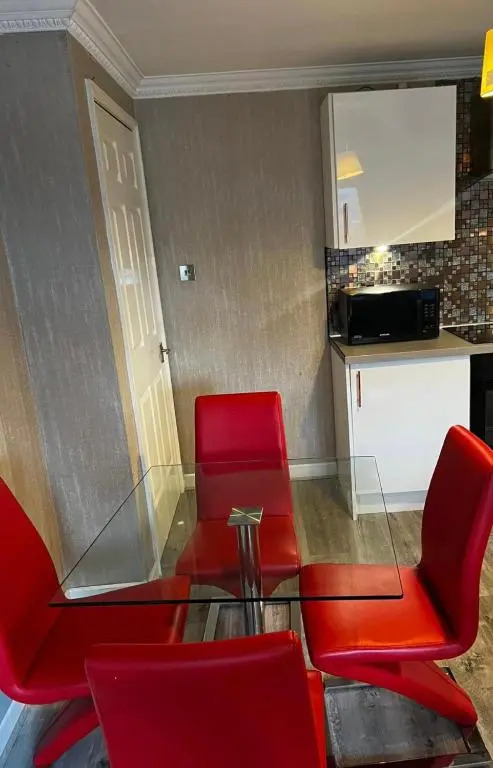 Glasgow City Centre Flat with River Views and Parking