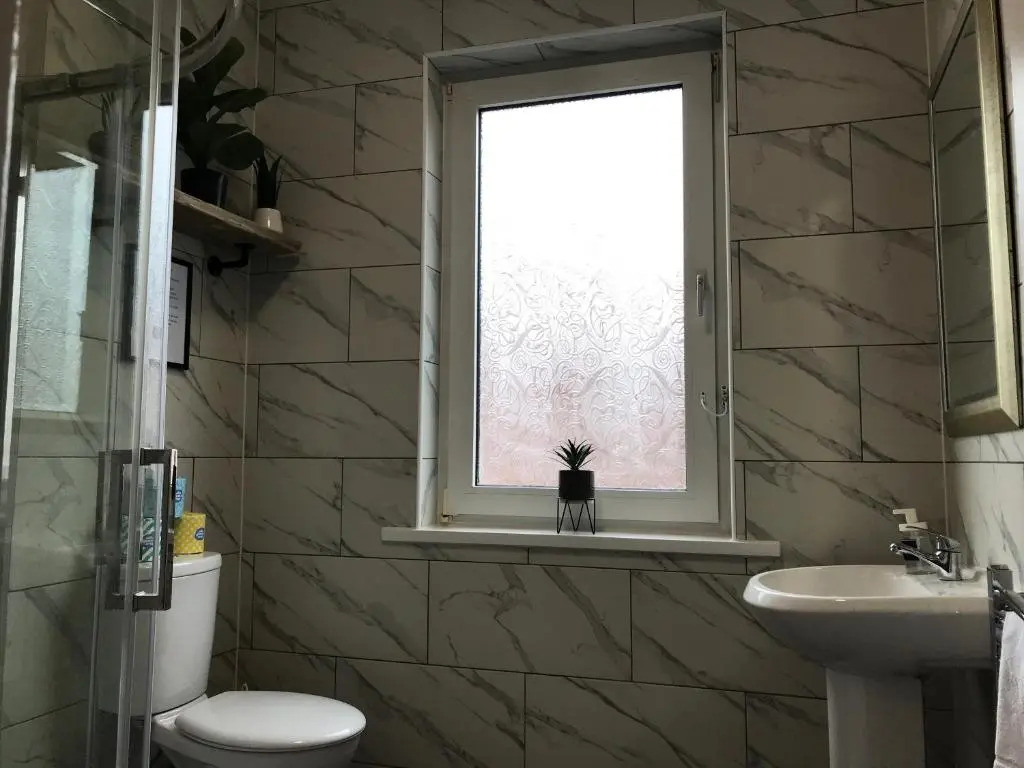 Bright Spacious 3-bed With Office & Patio, Preston