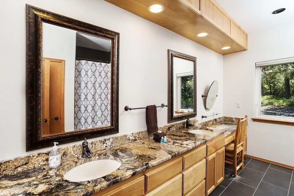Riffle River Lodge 3 Bedroom Home by NW Comfy Cabins by RedAwning