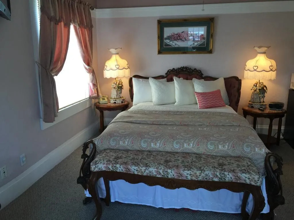 Shorelight Inn