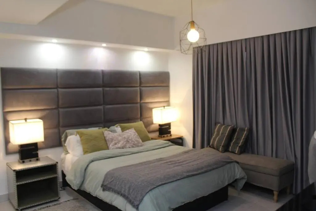 Modern 1BD Downtown+Pool+SmarTVs+BBQ+Gym