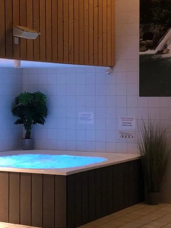 Hôtel Restaurant Etoile des Neiges Piscine Jacuzzi Sauna Massage Salle de Jeux