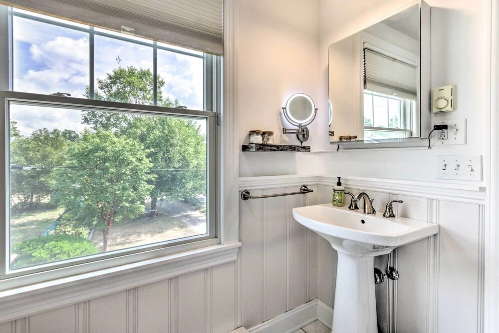 Walkable New Haven Retreat w/ Ocean Views!