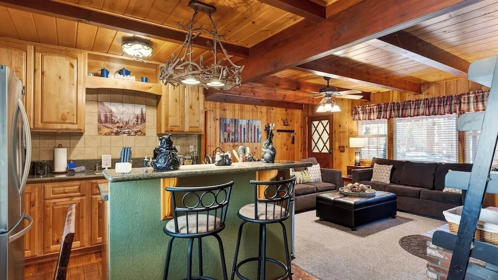 The Nut House by Avantstay Wooded Cabin + Game Room + Arcade + Foosball Near Big Bear Lake + Bear Mountain + Village Shops