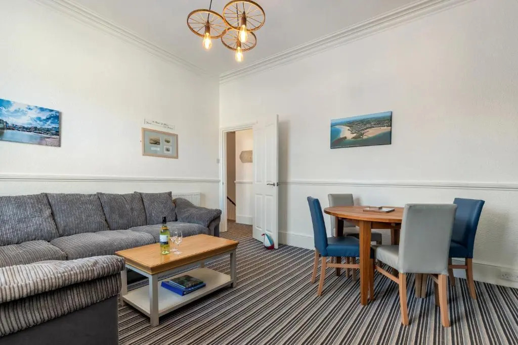 Top Sail - Beautiful Apartment Minutes Walk to Beach and Town Centre