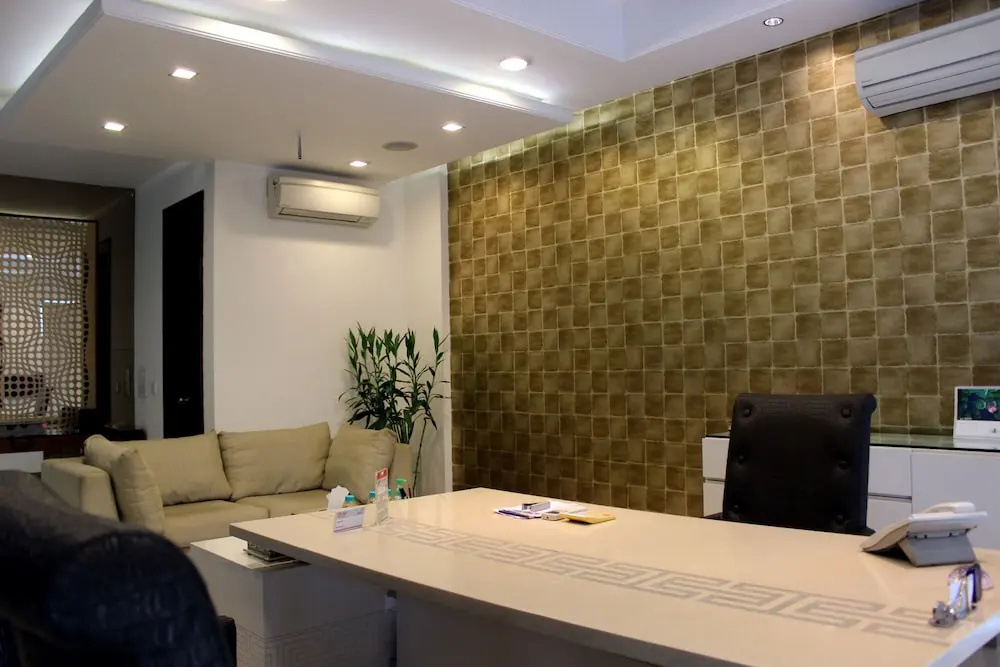 OYO Premium Sikandarpur Metro 2