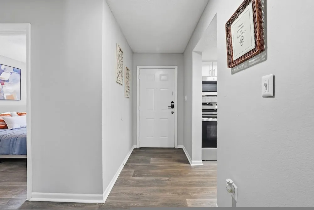 Modern 2BR 2BA w King Bed Pool Gym 10