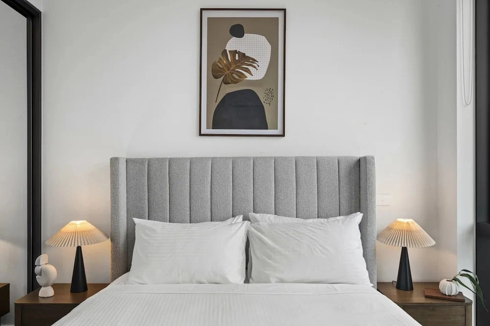 Modern 2BR Southbank Views + Pool Gym Near Casino
