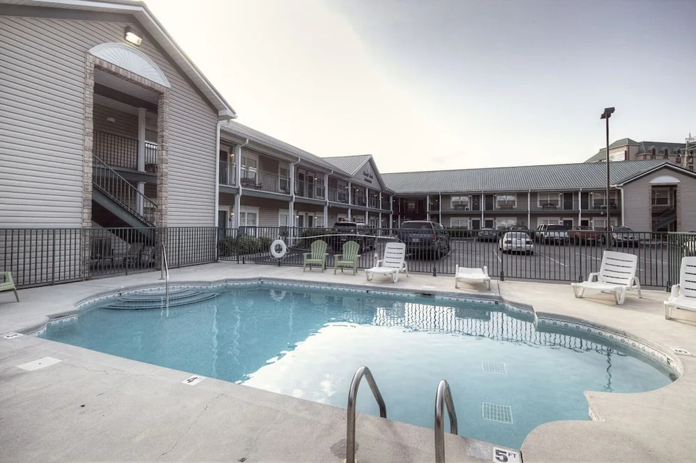 Colonial Crest Condo 104 by Heritage Cabin Rentals