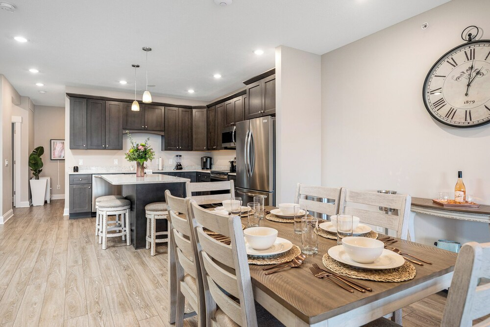 539 Bay St. Lake View Condo Unit 402W
