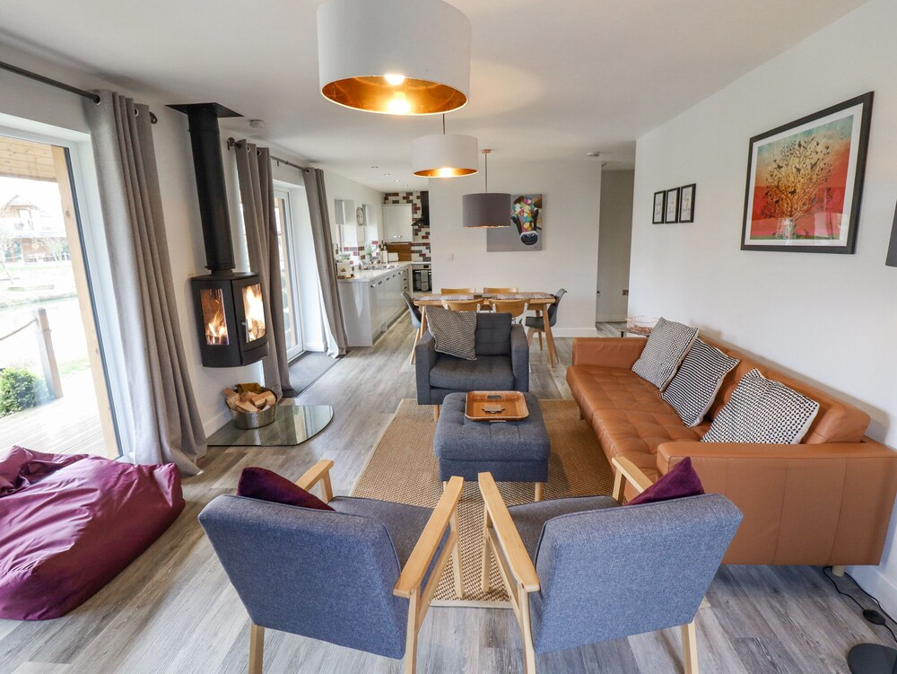 Lily-pad Lodge