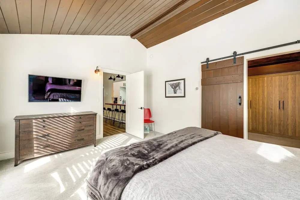 Modern Mountain Escape on Golf Course w/ Hot Tub!