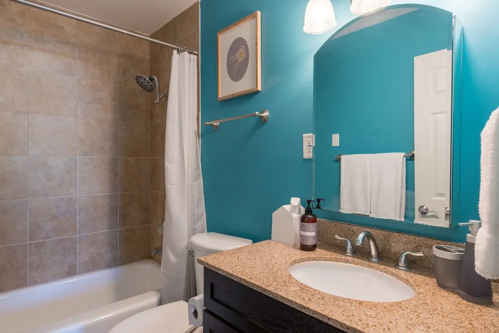 4BR Remodeled Classic near Old Town by WanderJaunt