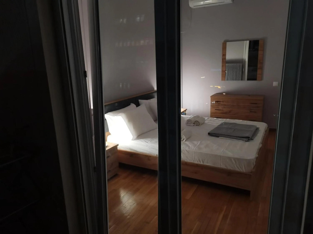 Penthouse spacious w super wifi & terrace, 2 min from metro
