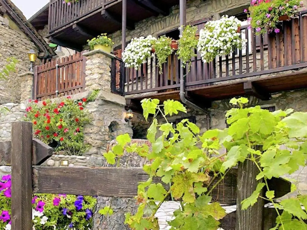 2 bedrooms chalet with enclosed garden and wifi at Gratillon