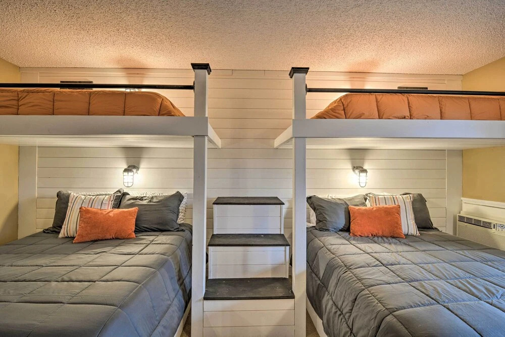 Cozy Bellaire Condo w/ Balcony - 3 Mi to Skiing