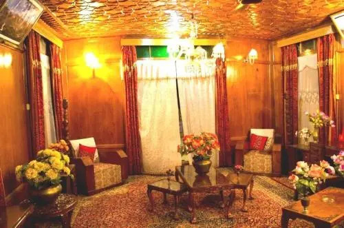 New Chez Henry Houseboat