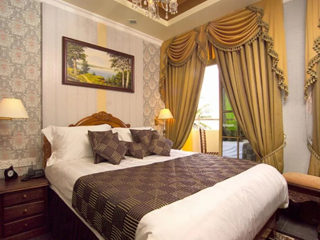 Loona Hotel