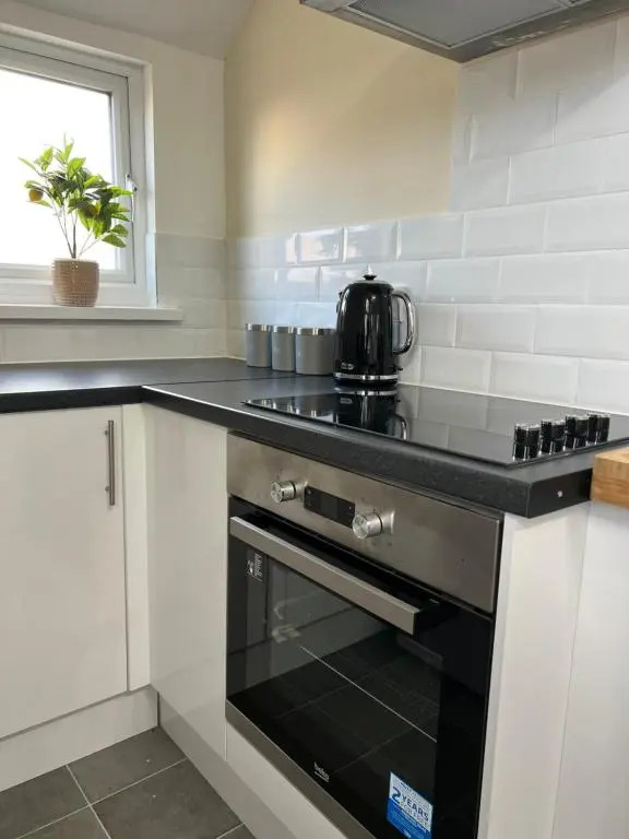 Comfortable King Bed - Location - Contractors - Family - Parking